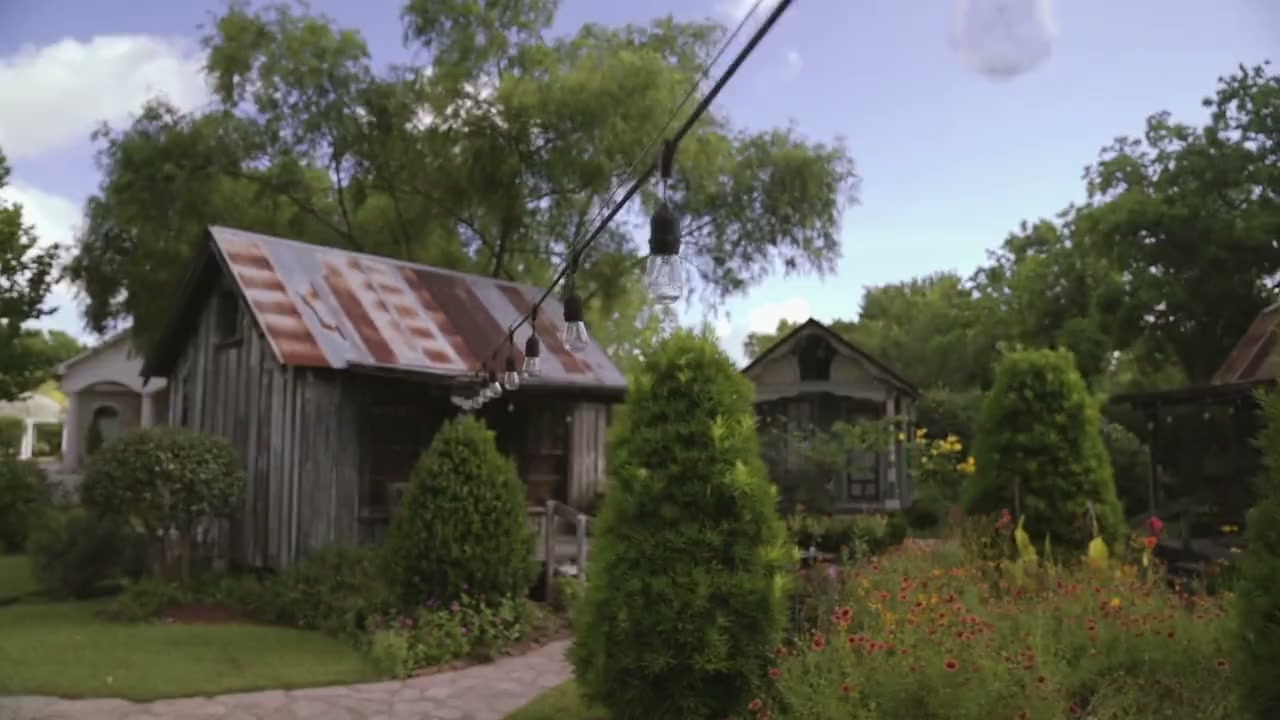 Prairie Willow cottage with green door